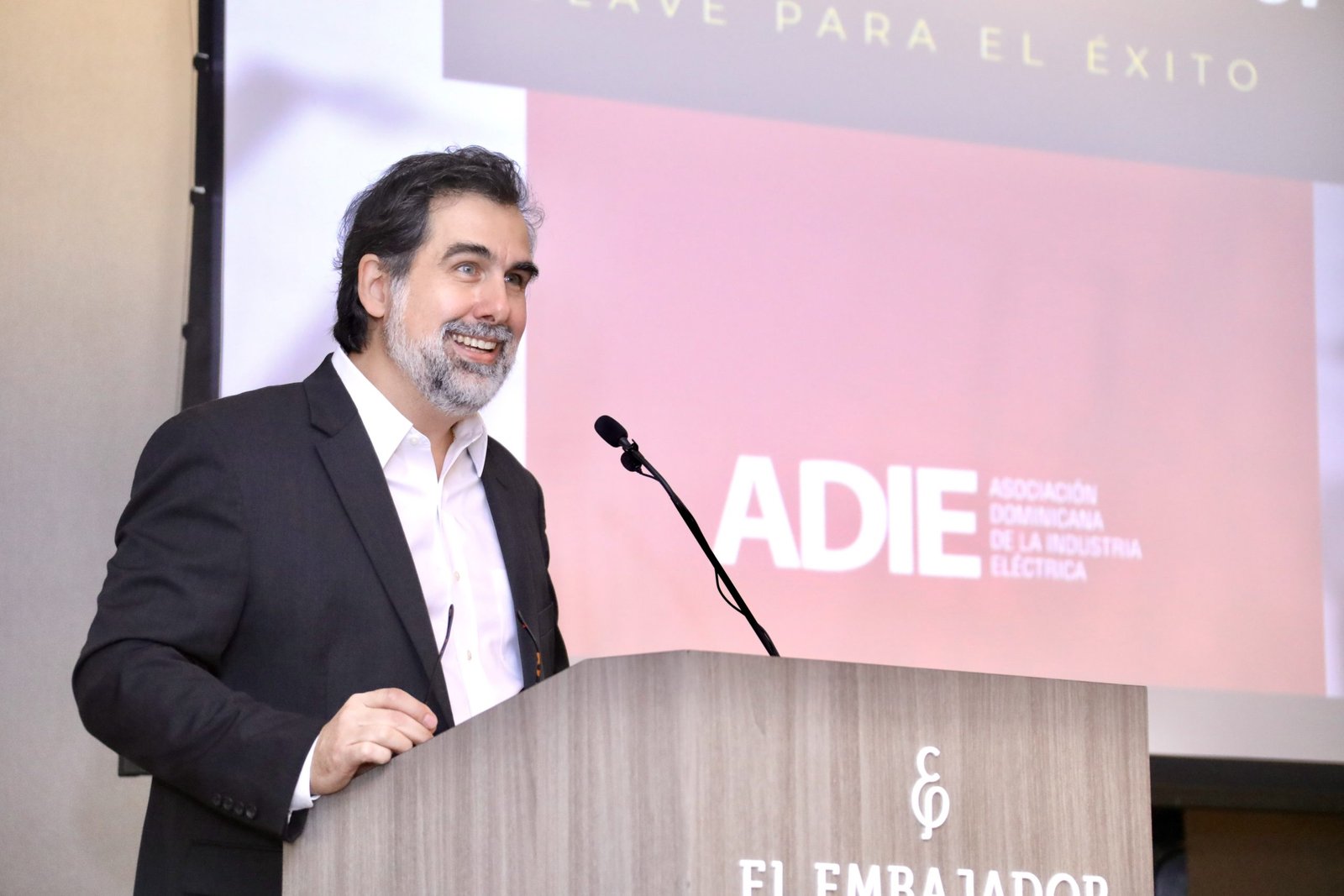 ADIE saluda trabajo unificado con gobierno para fortalecer la generación eléctrica del país