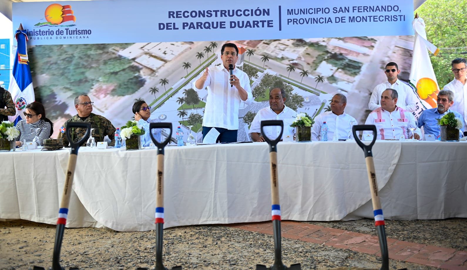 Ministro Collado deja iniciados trabajos de reconstrucción del Parque Duarte de Montecristi