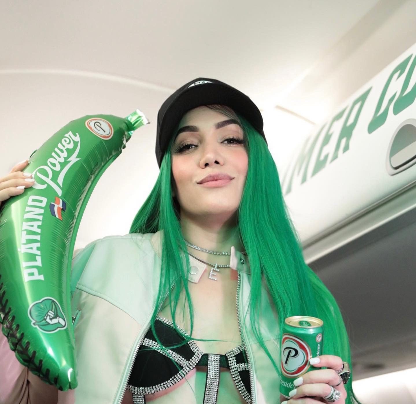 Karen Yapoort luce melena verde en apoyo al Plátano Power