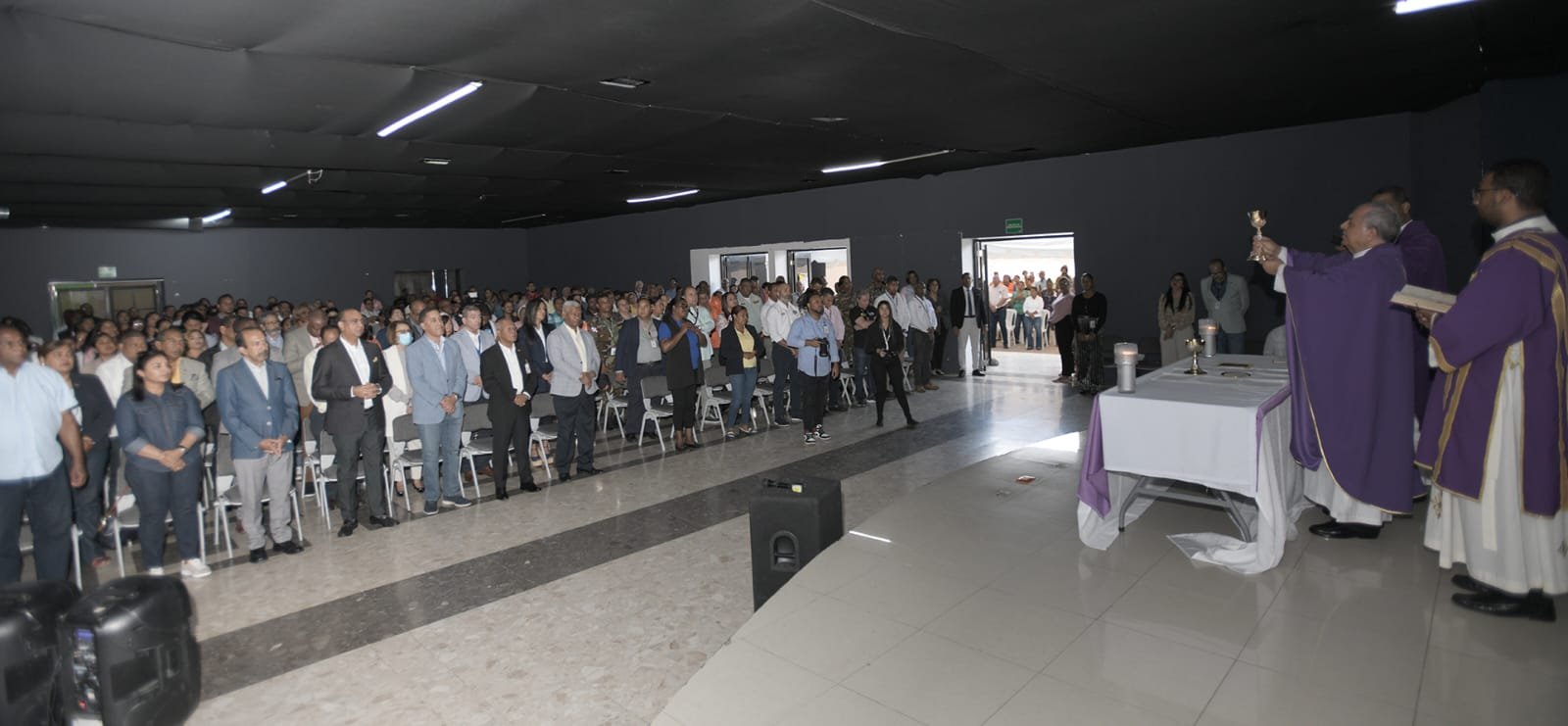 Monseñor Benito Ángeles oficia misa en el Ministerio de Obras Públicas por inicio de la Semana Mayor Monseñor Benito Ángeles oficia misa en el Ministerio de Obras Públicas por inicio de la Semana Mayor
