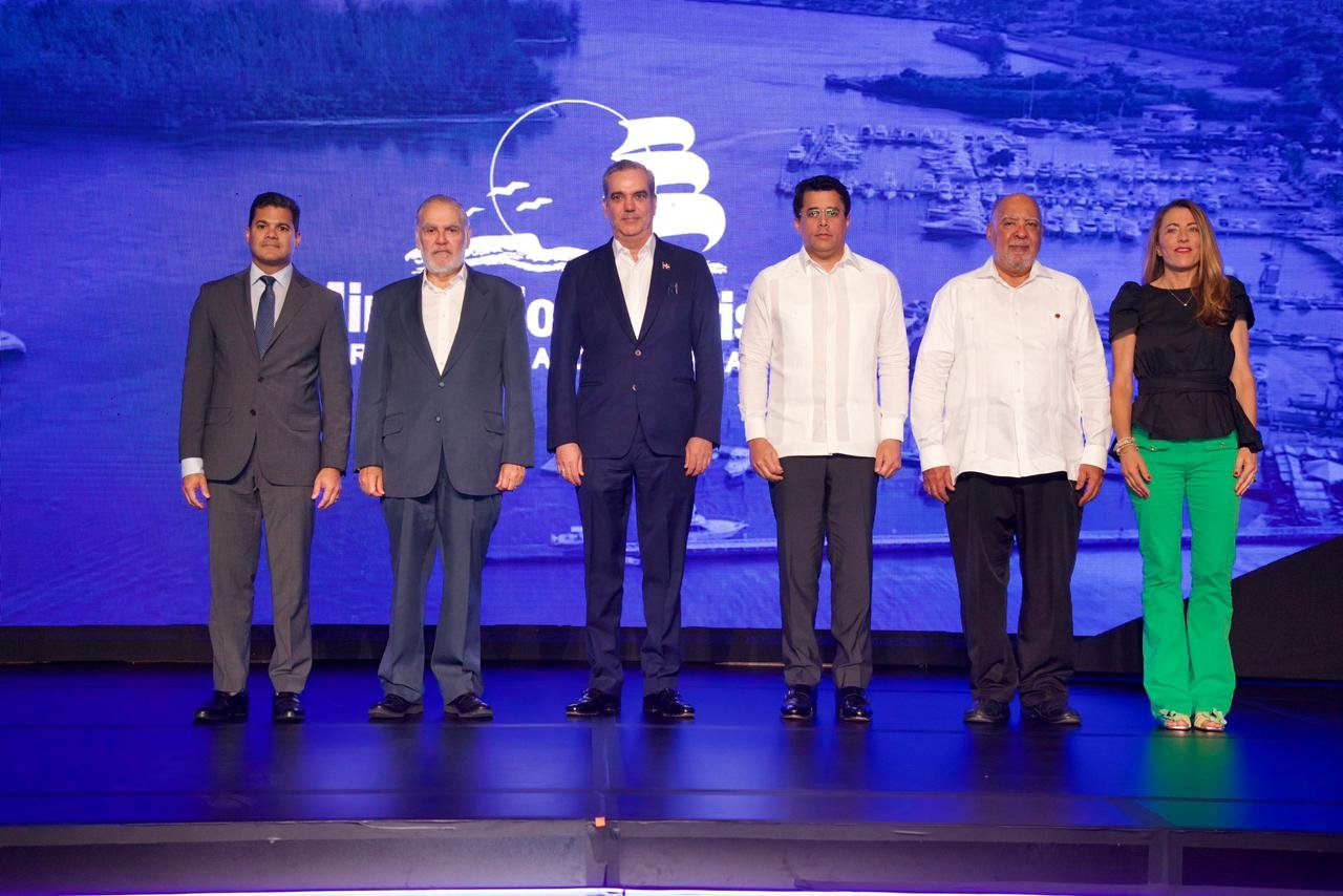 Luis Abinader y David Collado encabezaron cumbre “Gestión del sargazo en RD”