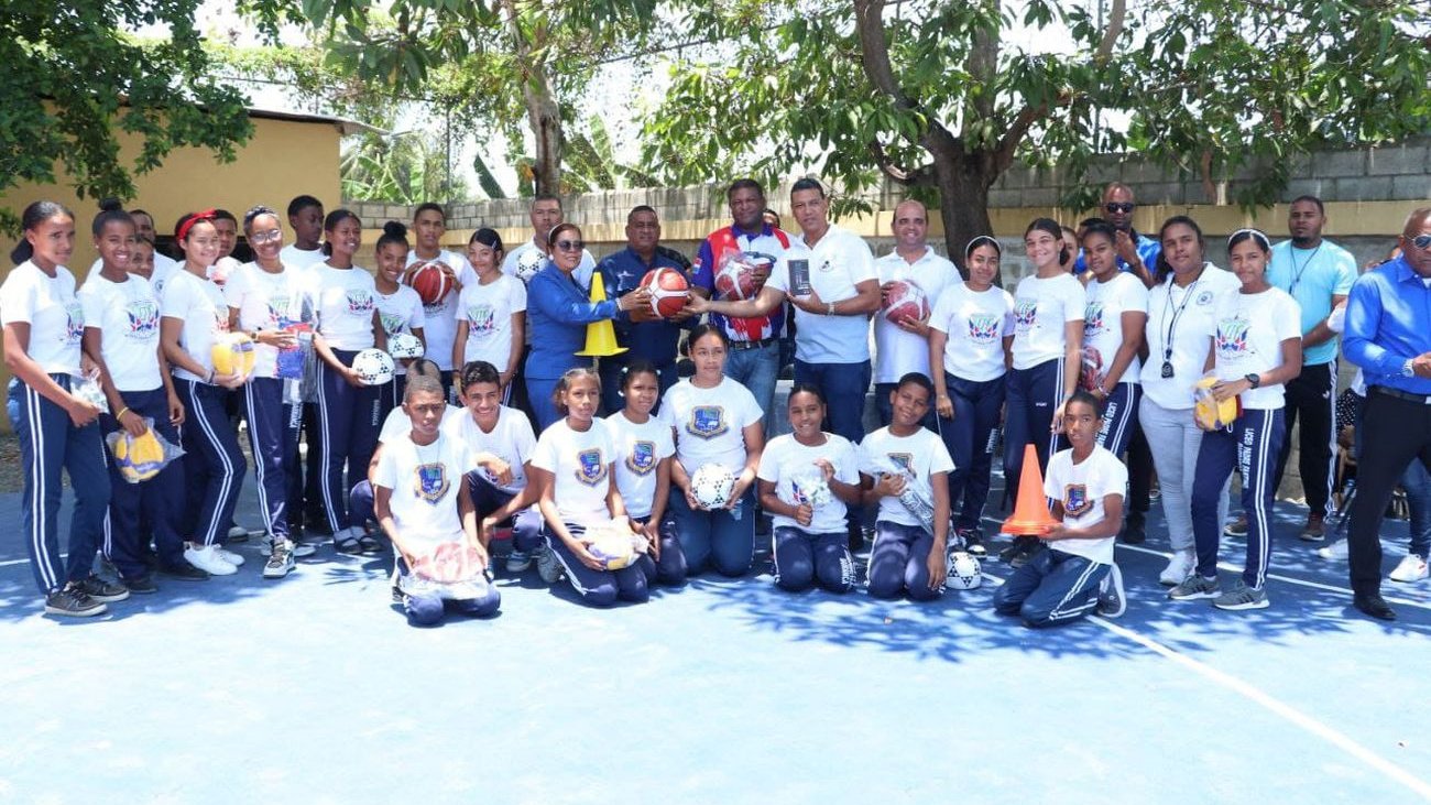 INEFI entrega cuatro canchas remozadas y utilería deportiva a centros escolares de Barranca, La Vega