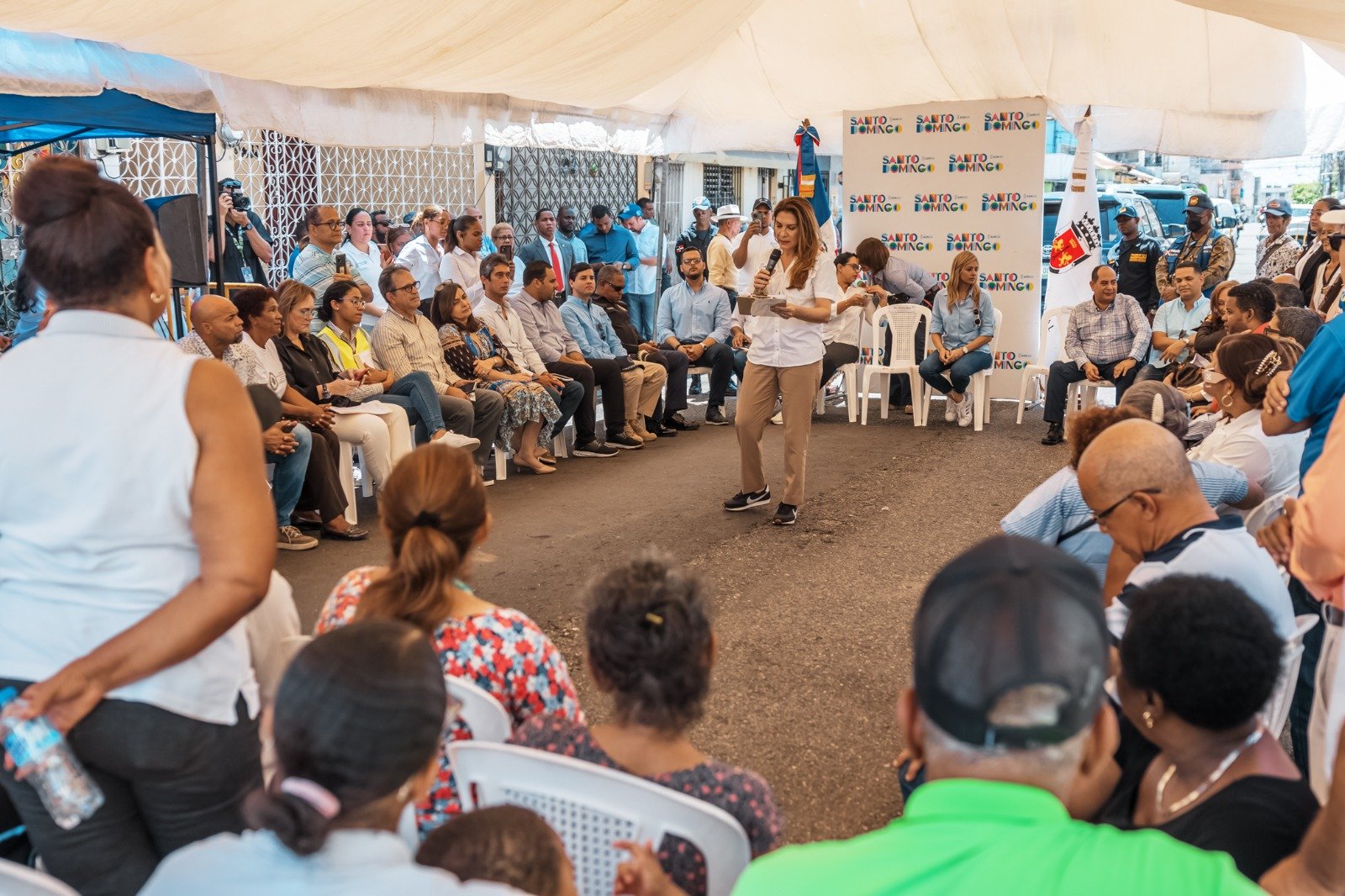 Alcaldesa Carolina Mejía y comunitarios de San Carlos se comprometen a iniciar proyecto de recuperación del sector