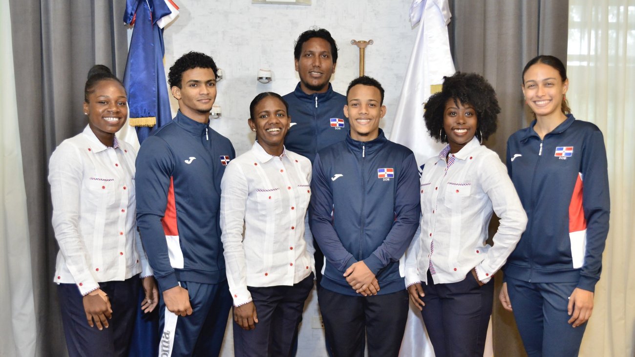Ministerio de Deportes entrega indumentaria que usarán atletas en Juegos Centroamericanos
