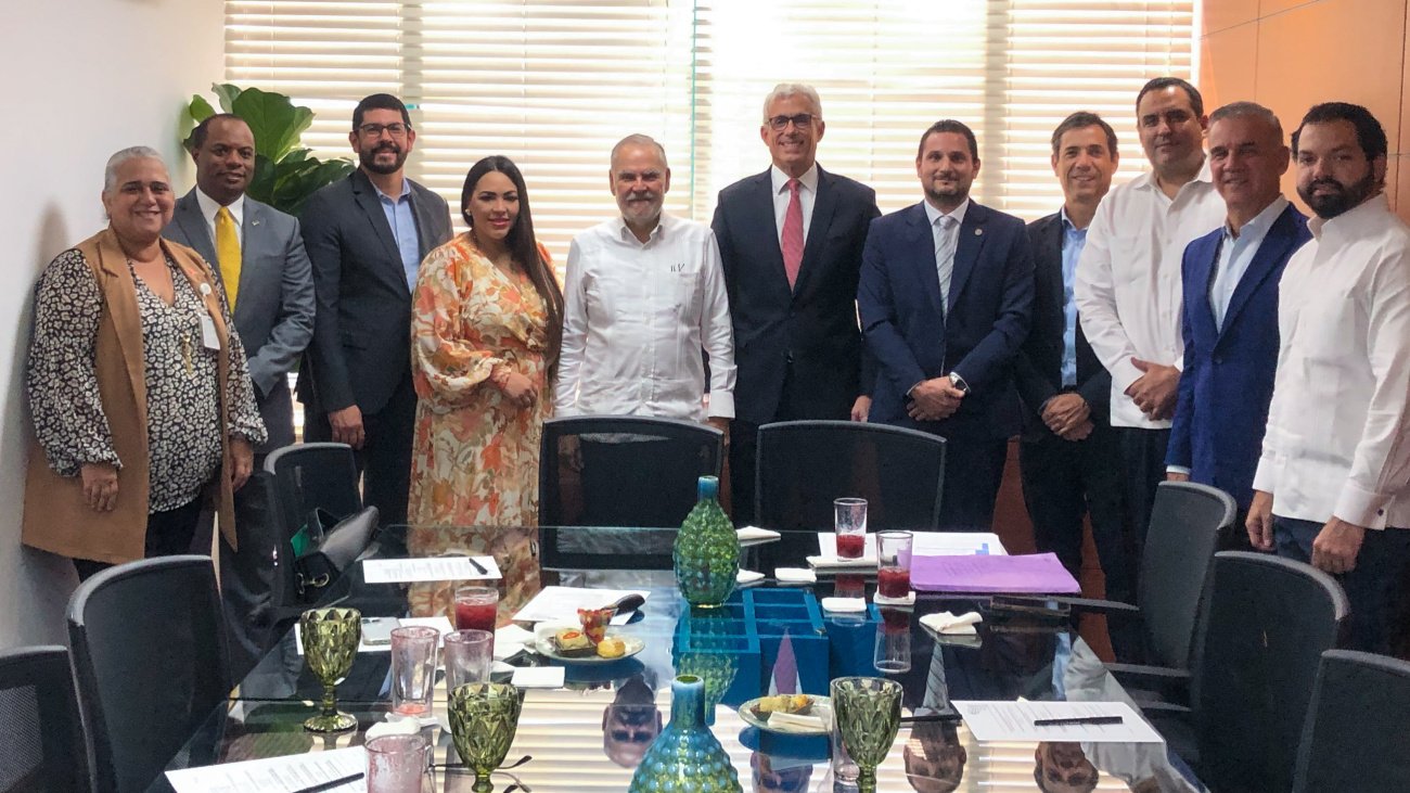 Ministro de Medio Ambiente resalta importancia del plan de reforestación, durante encuentro con empresarios