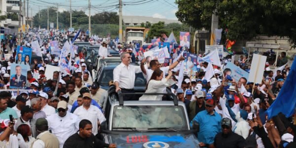 Luis Abinader encabeza multitudinaria caravana en Barahona junto a candidatos municipales