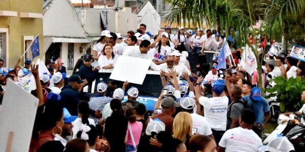 Kelvin Cruz encabeza multitudinaria caravana en La Vega