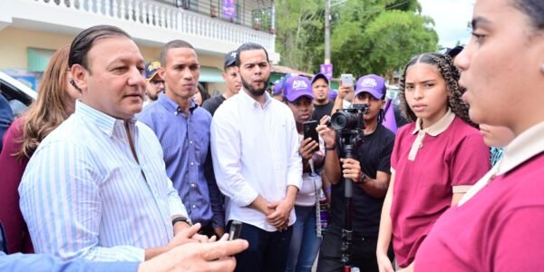 Abel garantiza a estudiantes construir liceo en Gaspar Hernández