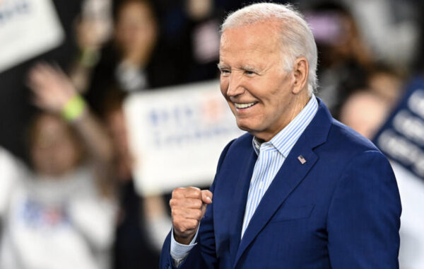 Biden insiste en una carta a congresistas que seguirá en la contienda contra Trump