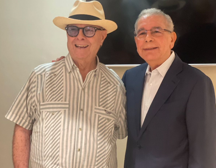 ¡Reencuentro de amistad! Danilo Medina recibe visita de Hipólito Mejía