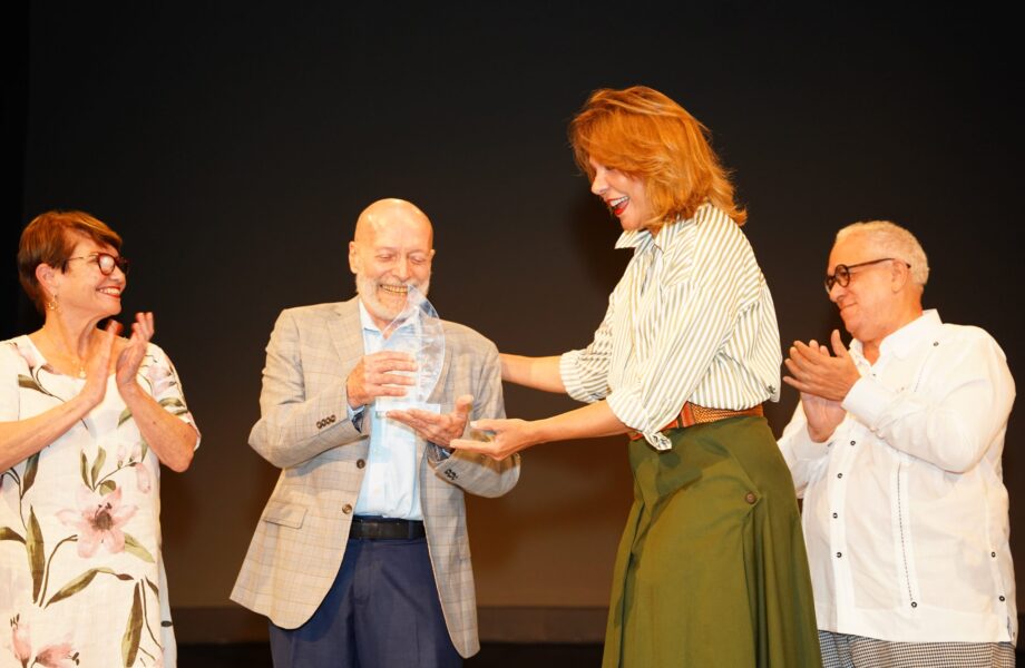 Ministra de Cultura entrega el premio a Eduardo Villanueva