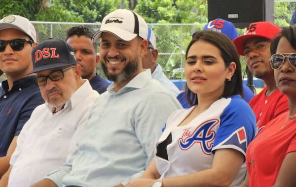 Karilyn Chabebe participa en la inauguración del Cuarto Torneo de Béisbol U15 Nagua
