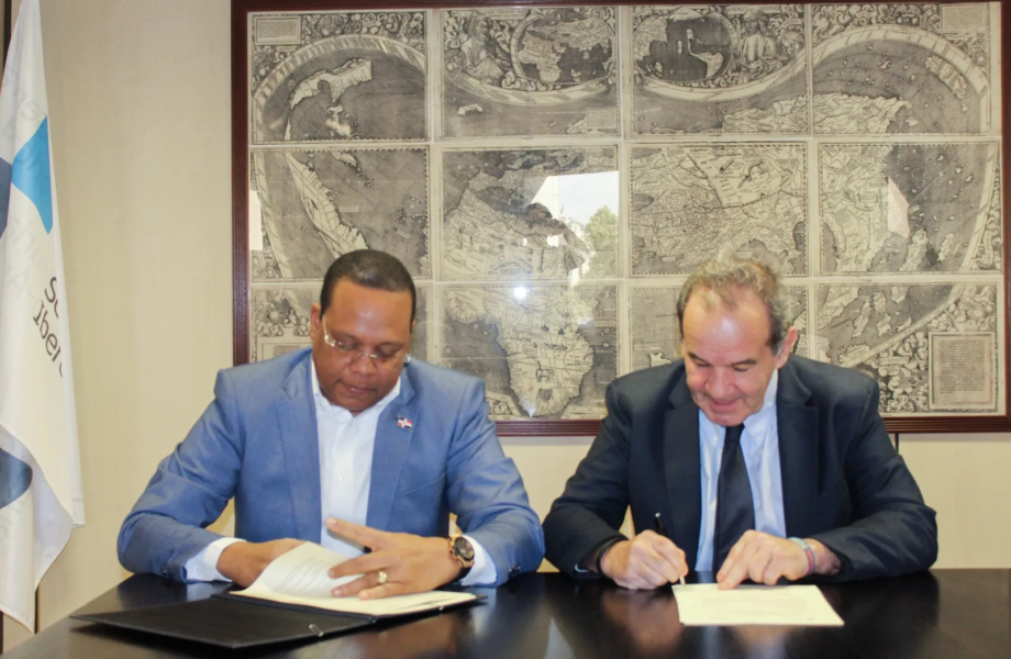 Director ejecutivo de Pro Consumidor, Eddy Alcántara, y el Secretario General Iberoamericano, Andrés Allamand, momento en que firman el convenio. (FUENTE EXTERNA)