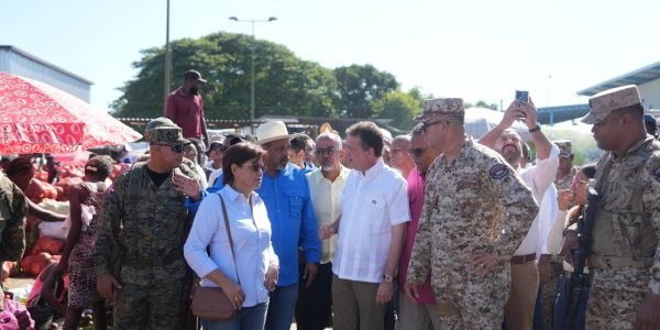 Ministro Bisonó recorre mercado binacional de Dajabón