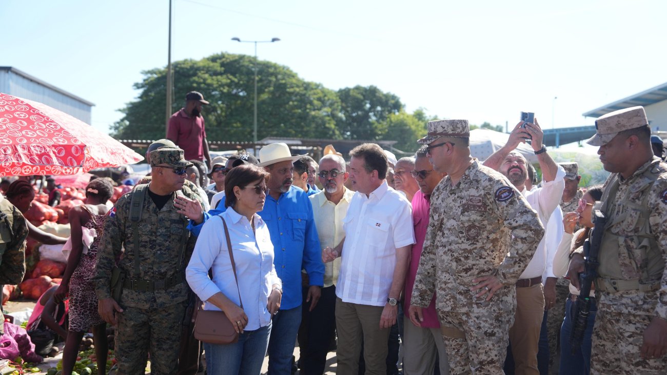 Ministro Bisonó recorre mercado binacional de Dajabón