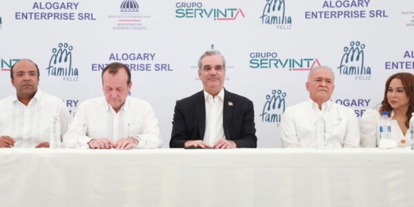 Presidente Abinader entrega 250 apartamentos a miembros de la Policía Nacional en Los Alcarrizos