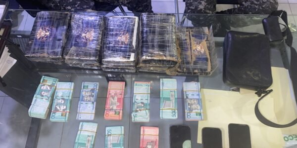 Policía incauta 10 paquetes de presunta cocaína, dinero en efectivo y un vehículo en intervención en el Distrito Nacional