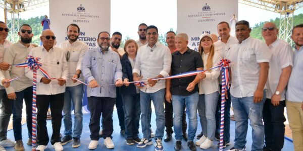 Ministro Kelvin Cruz inaugura play de softbol en Manabao, Jarabacoa