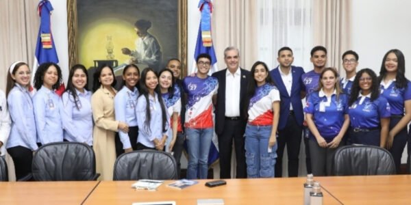 Presidente Abinader recibe estudiantes universitarios y de nivel secundario que participan en concurso NASA