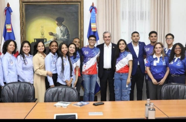 Presidente Abinader recibe estudiantes universitarios y de nivel secundario que participan en concurso NASA