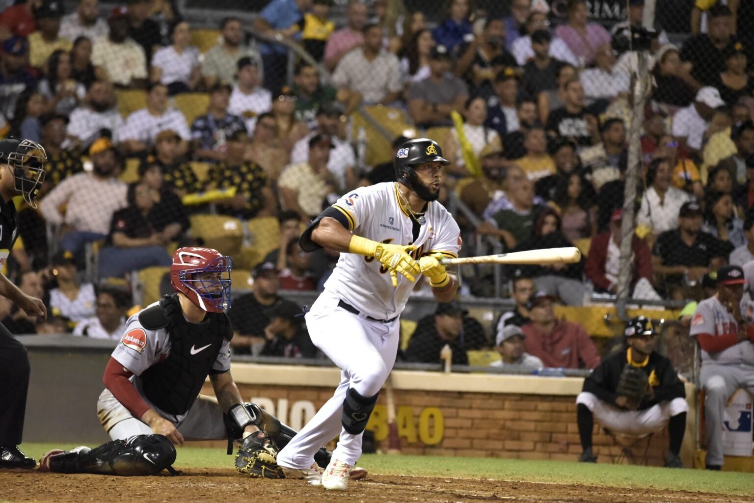 Águilas avasallan a Leones y empatan en tercera posición