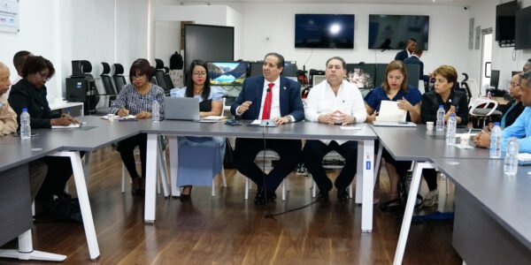 Víctor Atallah afirma que aumentos salariales reflejan compromiso del Gobierno con todo el personal de salud