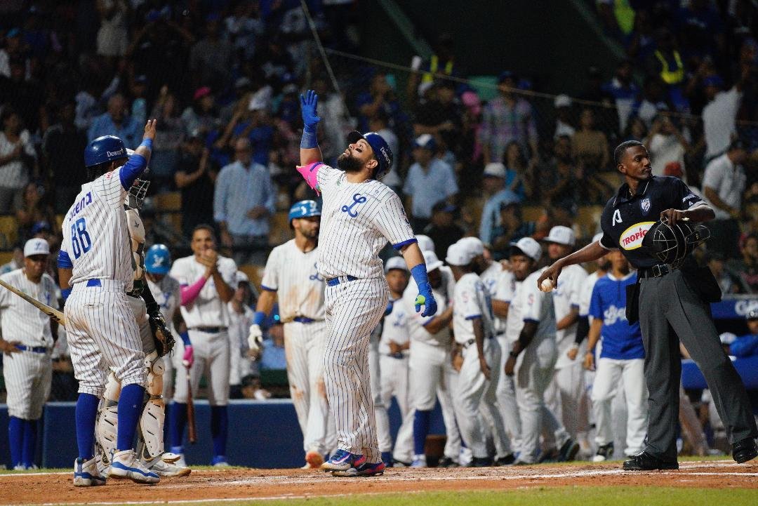Licey blanquea a Escogido; Estrellas extienden dominio ante Toros