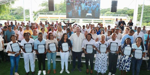 Presidente Abinader entrega 394 nuevos certificados de título de propiedad en Ramón Santana, San Pedro de Macorís