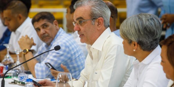 Presidente Abinader se reúne con organizaciones comunitarias en San Pedro de Macorís y destaca proyectos claves para desarrollo de esa provincia