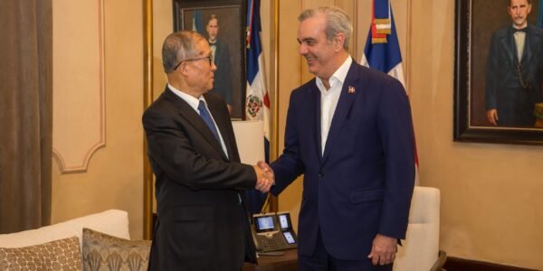 Presidente Abinader recibe en Palacio Nacional al vicepresidente de la Asamblea Nacional de la República Popular China, Li Hongzhong