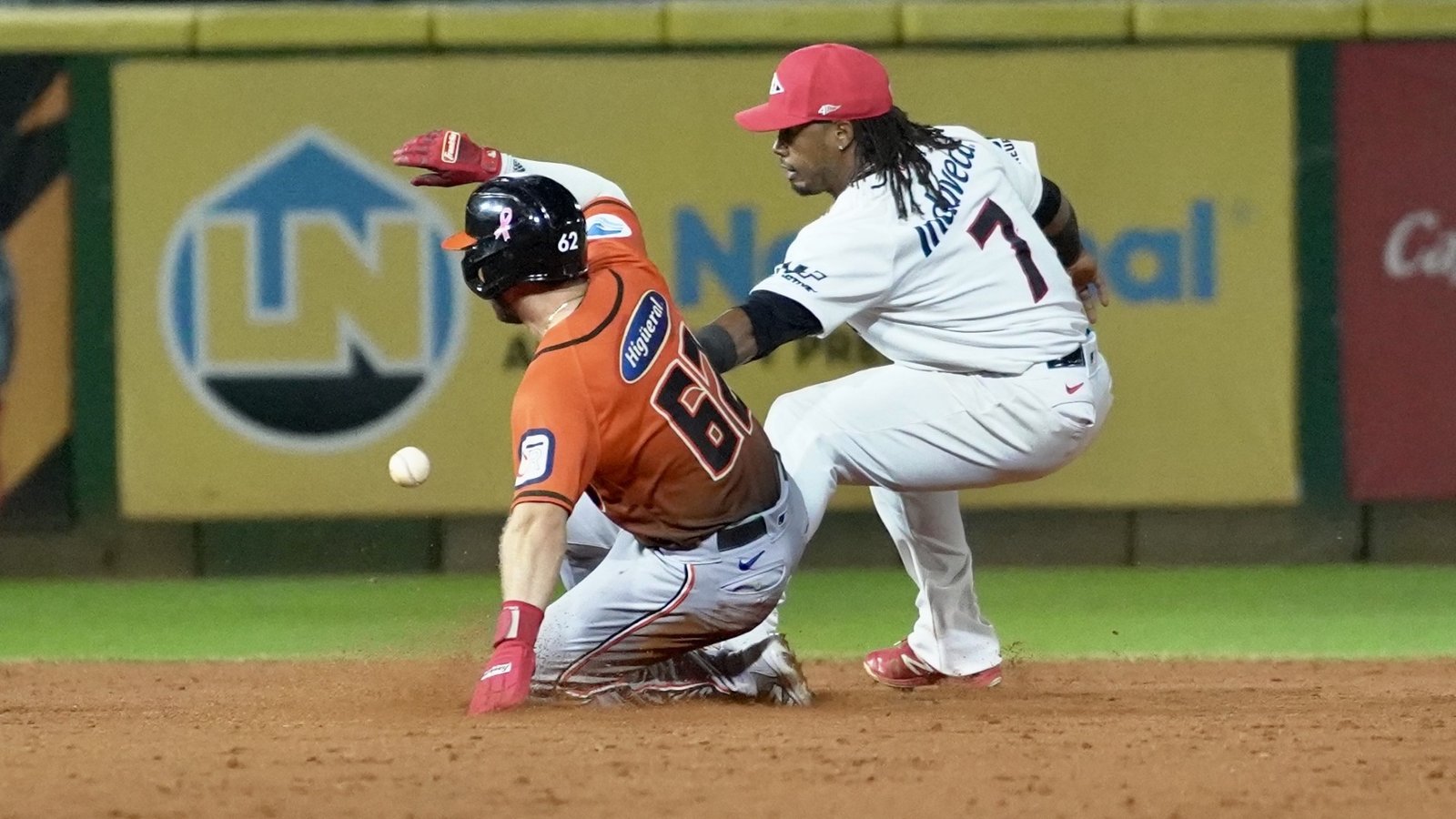 Águilas vence a Licey; Toros castigan Leones; Gigantes apalean Estrellas
