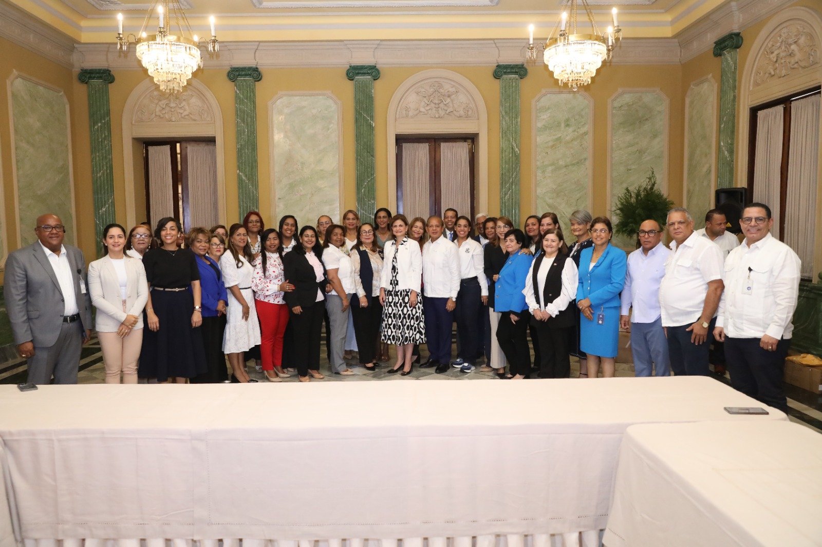 Vicepresidenta Raquel Peña inicia entrega de bonos navideños a juntas de vecinos de todo el país a través de gobernaciones provinciales