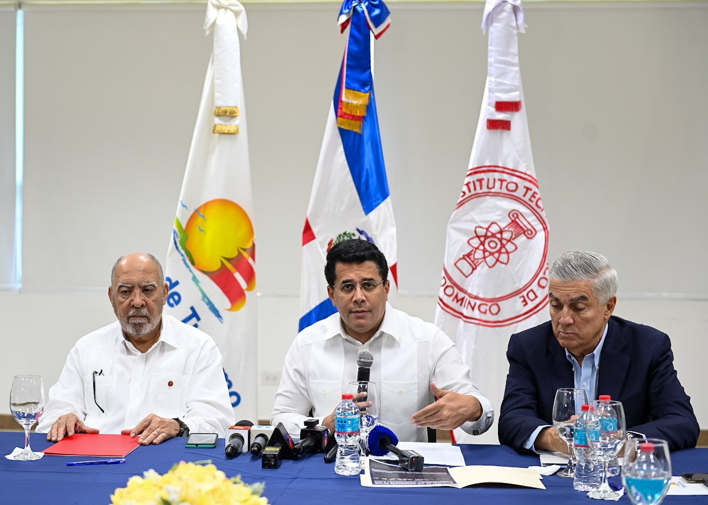Turismo entrega un millón de dólares a universidades para investigación del sargazo