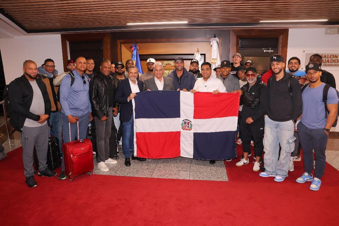Ministro Deportes entrega la bandera a Escogido para Serie del Caribe