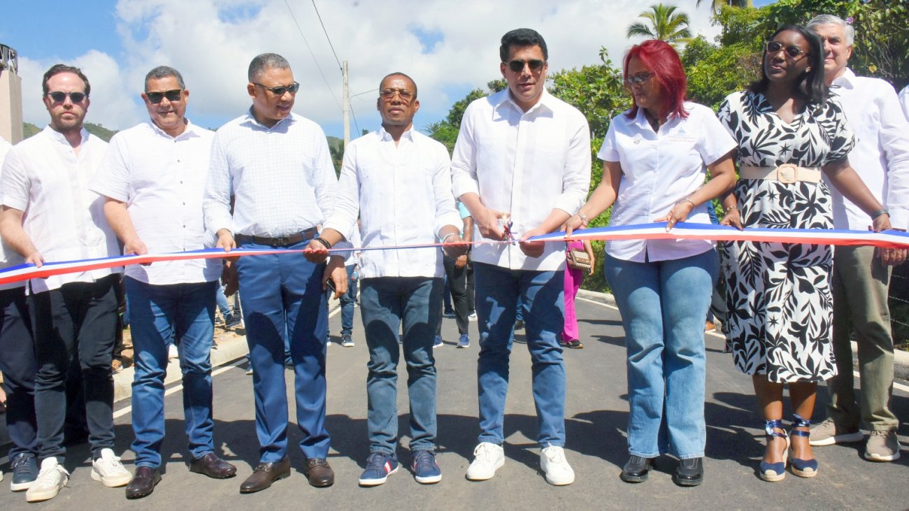 Ministro de Turismo entrega obra en Arroyo Barril y deja iniciadas otras en Santa Bárbara, Samaná