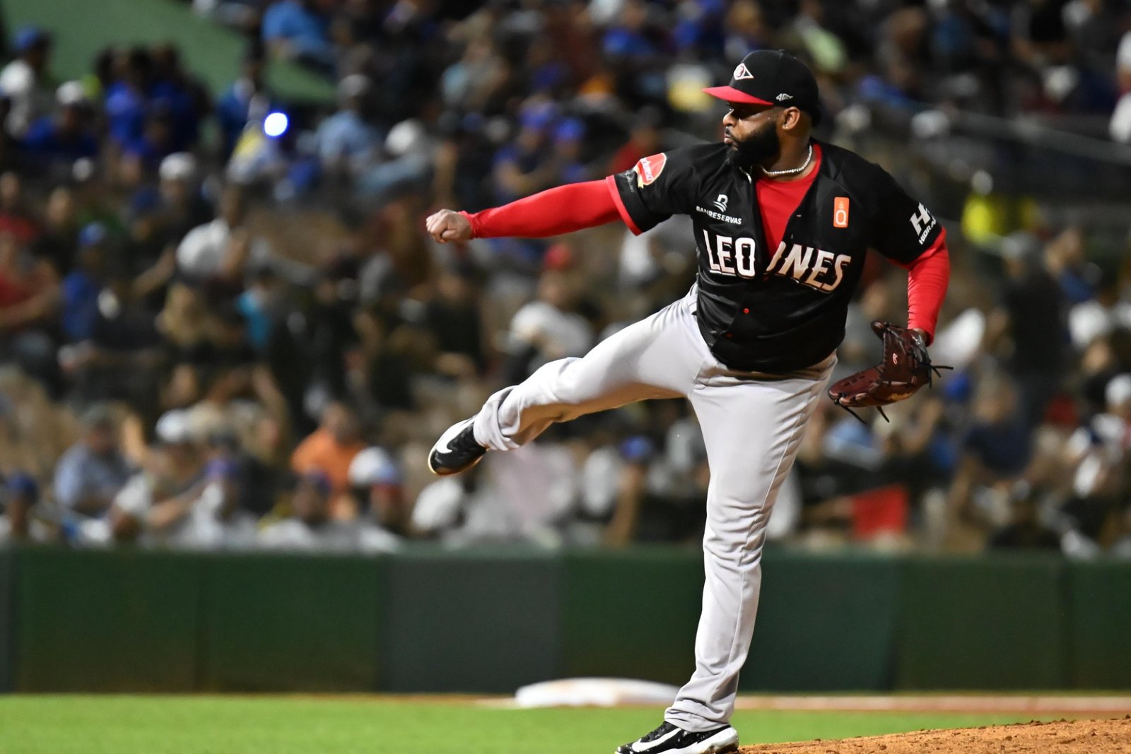 Leones blanquean al Licey y dominan 2-1 la Serie Final