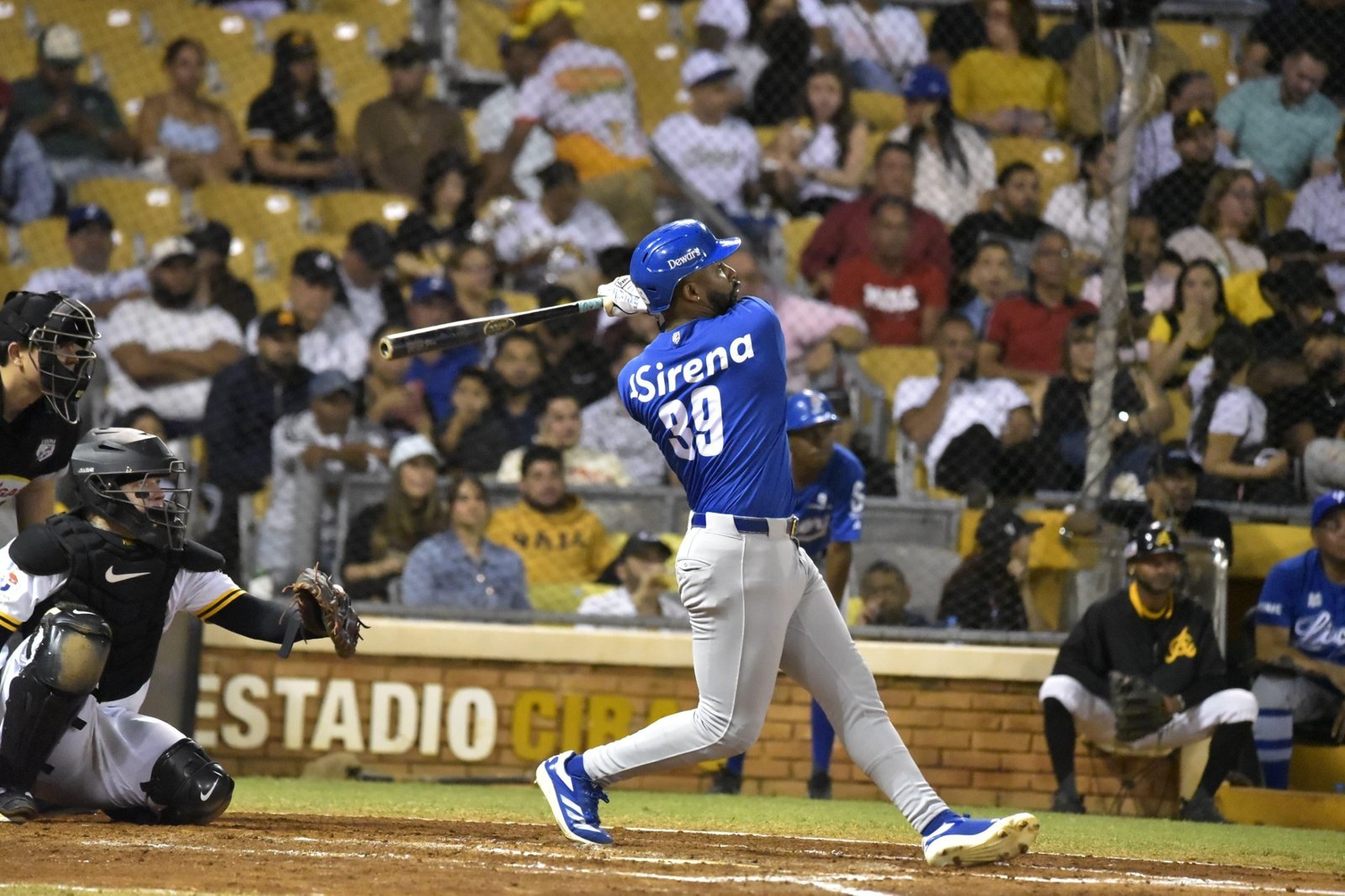 Licey blanquea a las Águilas; Escogido dispone de Estrellas