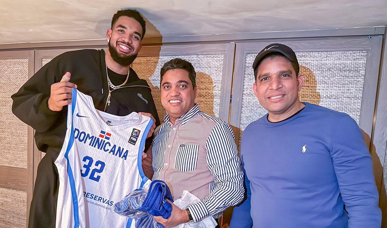 Ministro Kelvin Cruz y la súper estrella de la NBA Karl Anthony Town comparten en New York