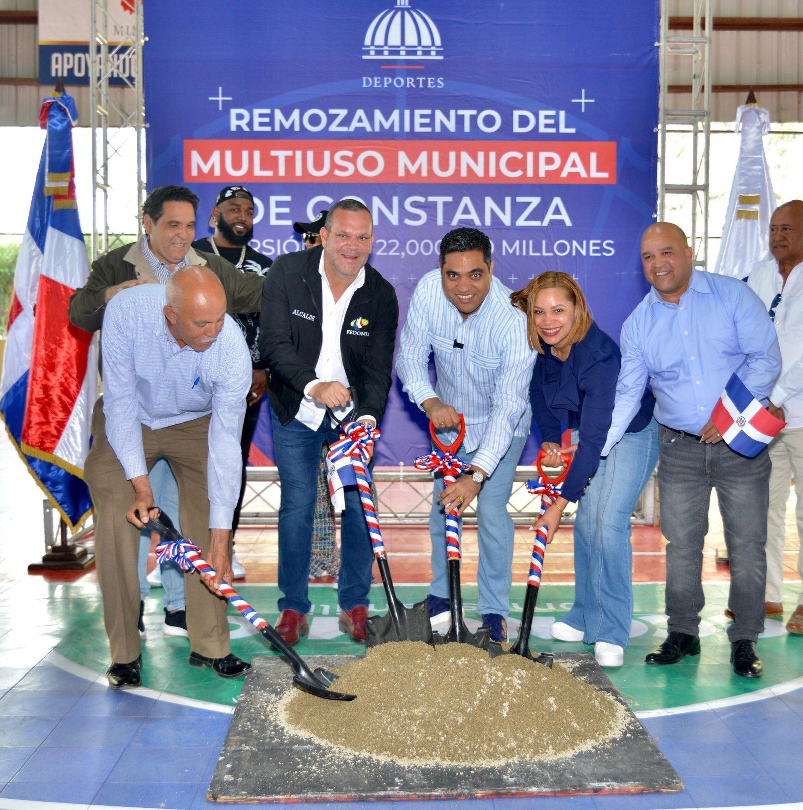 El ministro Kelvin Cruz inicia remodelación del multiuso de Constanza
