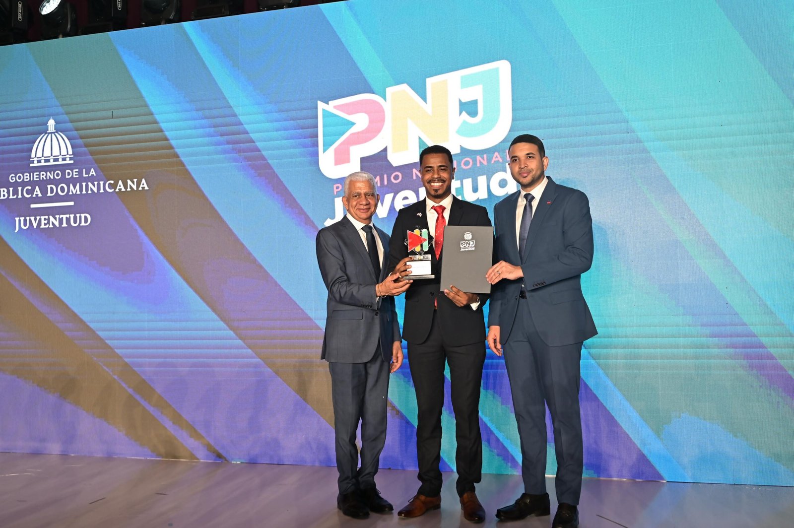 Ricardo de los Santos valora importancia de la juventud para el desarrollo de los pueblos  durante gala de Premios Nacional Juventud 2025  