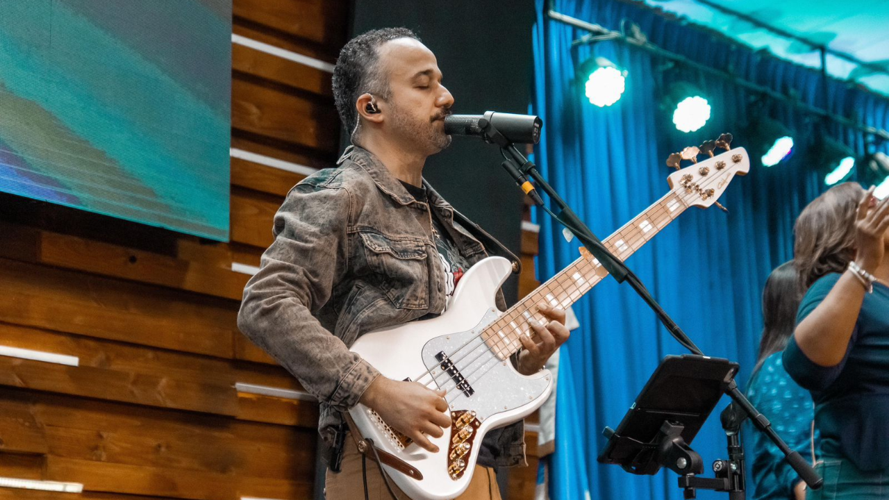 Músico tocando guitarra eléctrica en vivo.