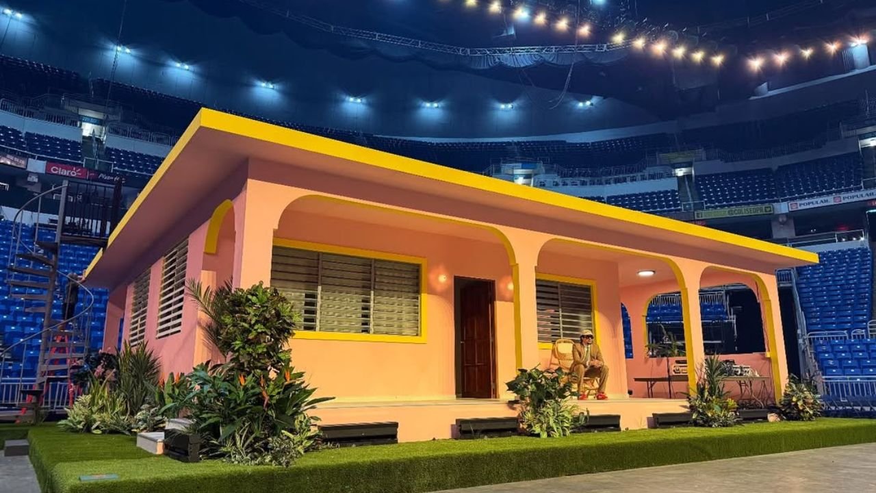 Casa rosa con decoraciones tropicales en estadio