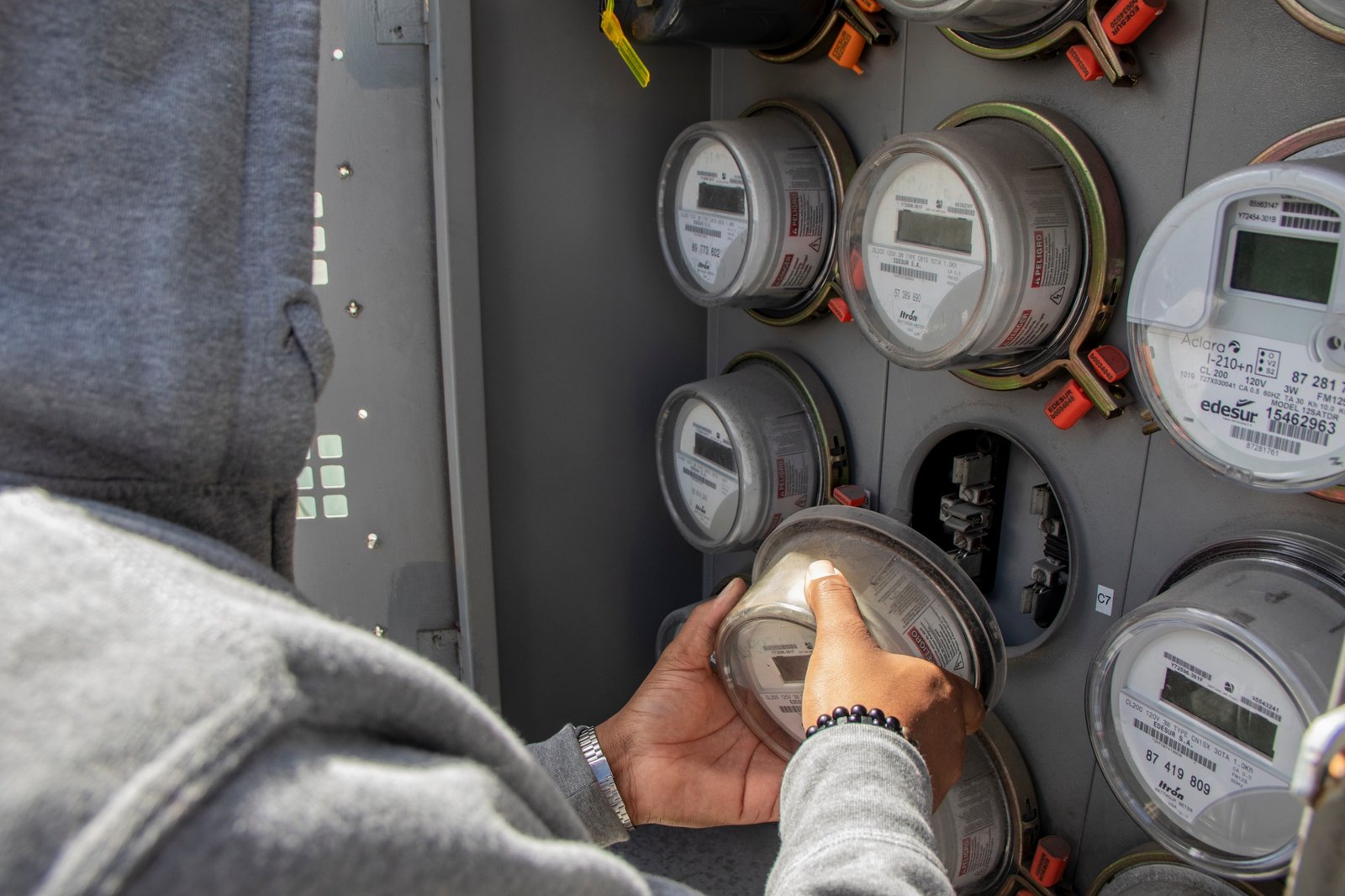 Fiscales de Pgase intervienen comercios y viviendas por conexiones ilegales en Santiago