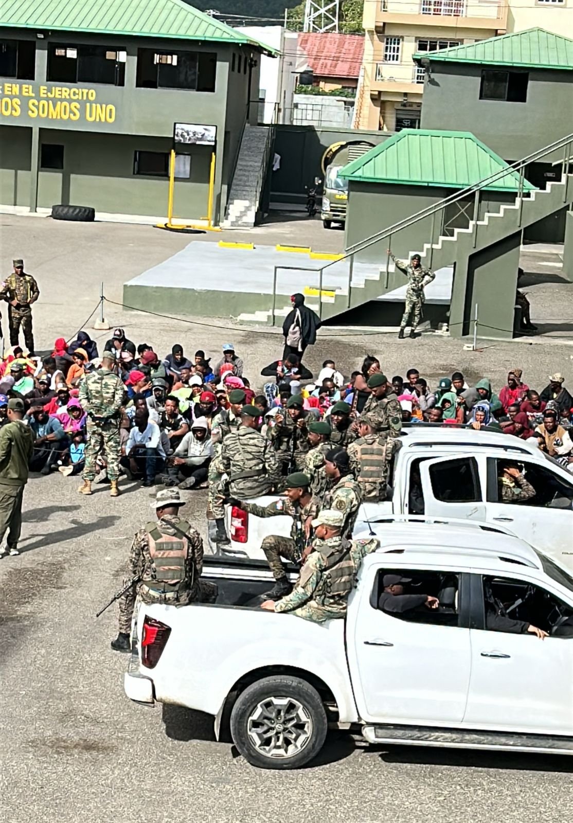 Otro ángulo de los Haitianos detenido en Constanza (Foto Ejército de RD) Otro ángulo de los Haitianos detenido en Constanza (Foto: Ejército de RD)
