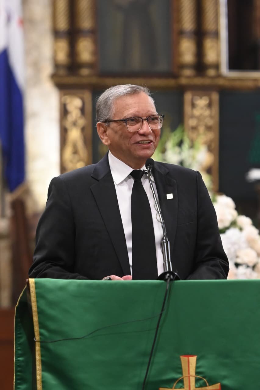 El presidente ejecutivo de Banreservas, Leonardo Aguilera, habla en la misa de Acción de Gracias del 84 aniversario de la institución financiera, oficiada en la Catedral Primada de América.