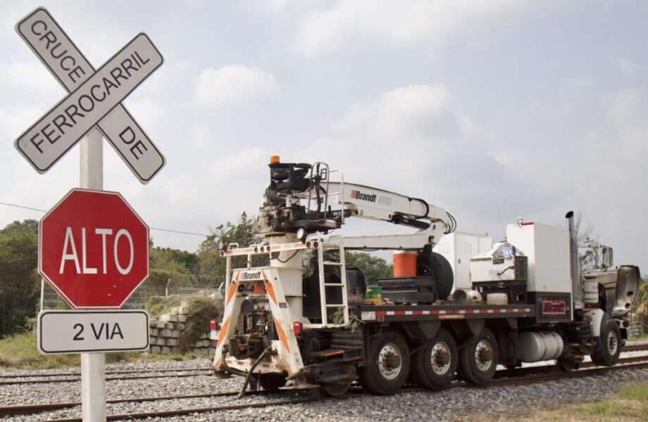 Ascienden a 14 las víctimas mortales por el descarrilamiento de un tren en sur de México