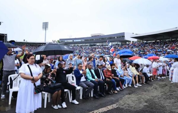 Miles de cristianos se citan bajo la lluvia en el Estadio Olímpico para La Batalla de la Fe