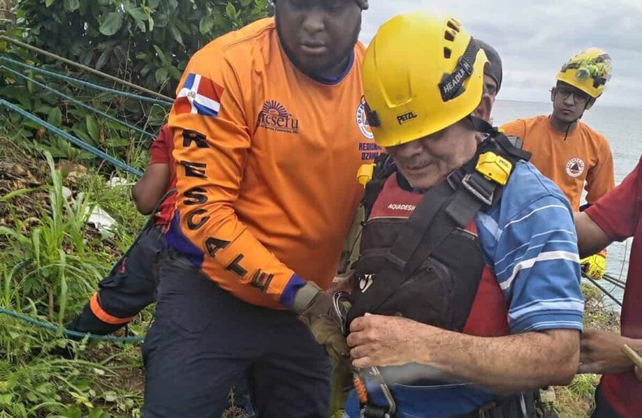 Rescatan con vida a pescador de 70 años que cayó al mar en la avenida España
