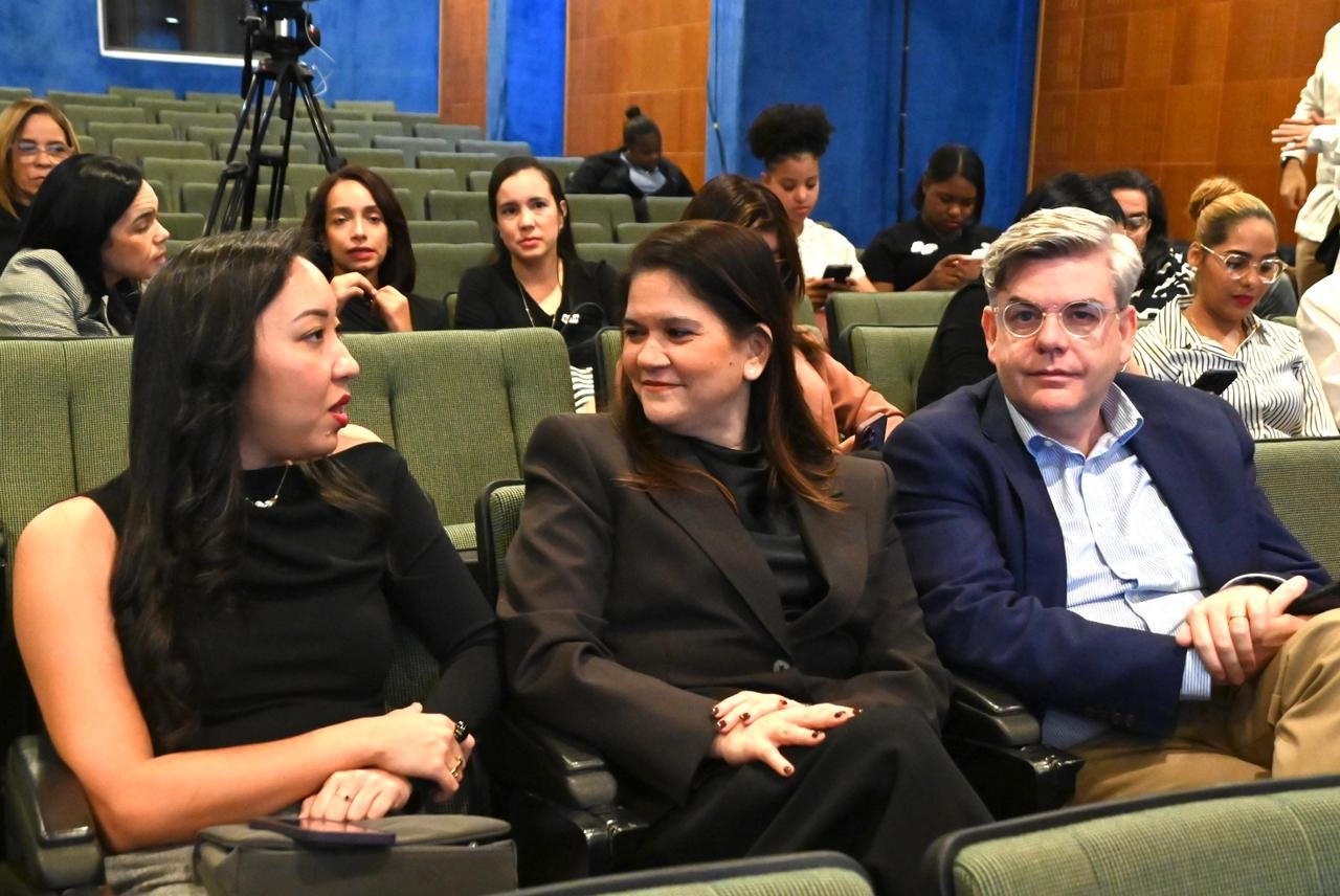 Funglode y RD Sostenible presentan informe sobre sostenibilidad corporativa en República Dominicana 2025 (4)