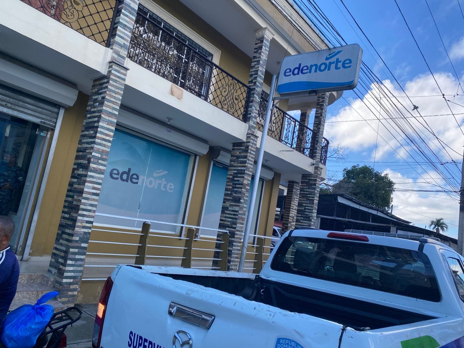 Apresan hombre tras presunto intento de atraco en oficina Edenorte en Sánchez (3) Apresan hombre tras presunto intento de atraco en oficina Edenorte en Sánchez (3)